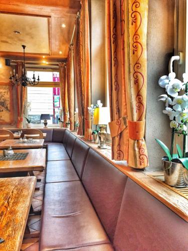 a train room with a bench and a sink at Hotel Alt Montjoie in Monschau