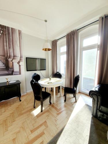a living room with a table and chairs at Classic Apartments - Top Location, bezpłatny parking in Ełk