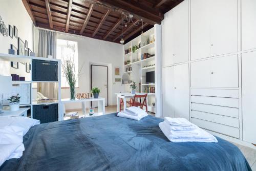 sypialnia z dużym łóżkiem z dwoma ręcznikami w obiekcie Cozy studio Campo de Fiori w Rzymie