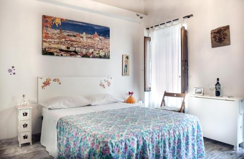 1 dormitorio con 1 cama y una pintura en la pared en Monolocale Gallo, en Florencia