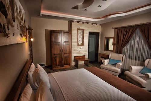 מיטה או מיטות בחדר ב-EL NAZAR STONE SUİTE