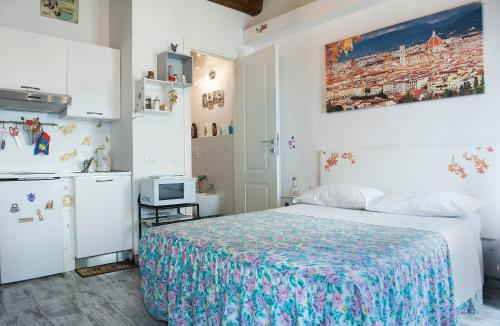 Dormitorio pequeño con cama y nevera en Monolocale Gallo, en Florencia