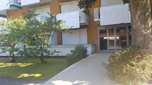 a building with a walkway in front of it at Versilia Apartment in Forte dei Marmi