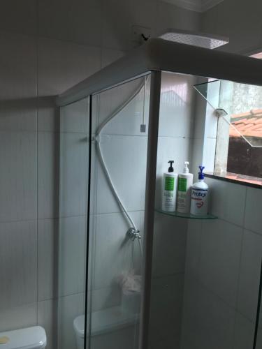 a bathroom with a shower with two bottles on a shelf at GA1-Hospedagem Próximo ao Aeroporto de Guarulhos in Guarulhos