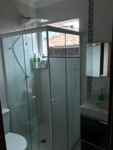 a bathroom with a glass shower and a sink at GA1-Hospedagem Próximo ao Aeroporto de Guarulhos in Guarulhos