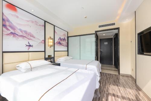 Uma cama ou camas num quarto em Yiwu Luckbear Hotel
