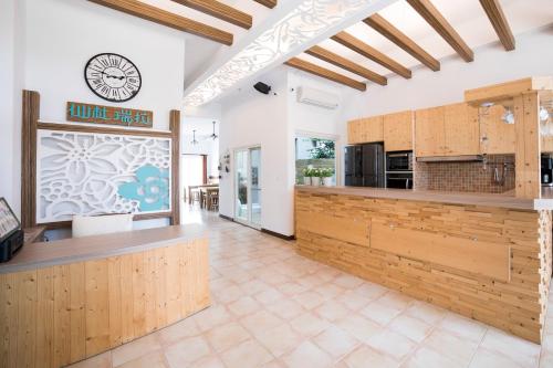 a kitchen with wooden counters and a counter top at 墾丁后灣仙杜瑞拉海景旅宿 in Checheng
