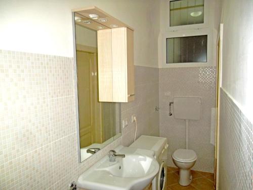 uma casa de banho com um lavatório, um WC e um espelho. em Grottammare mon amour Levante em Grottammare