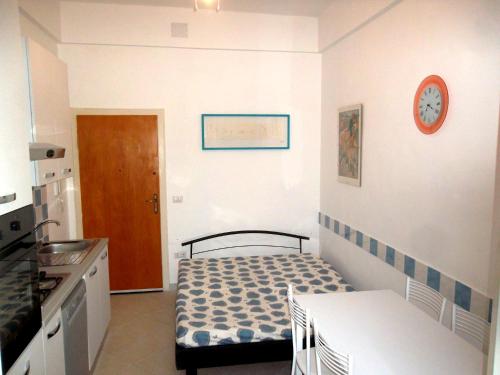 a small room with a bed and a kitchen at Grottammare mon amour Levante in Grottammare