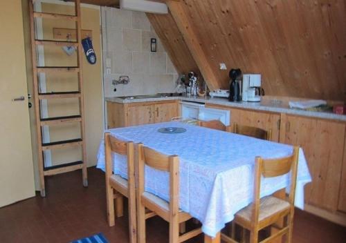 eine Küche mit einem Tisch und Stühlen im Zimmer in der Unterkunft Casetta Allegra Terreno C27 in Brezzo
