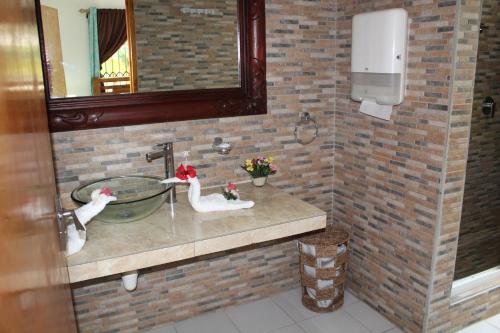Et badeværelse på Farida Apartments
