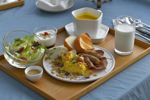a tray with a plate of breakfast food and a cup of coffee at Oncoming Luck Villa in Ren'ai