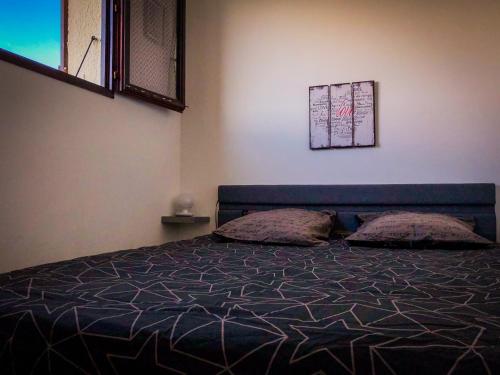 ein Schlafzimmer mit einem Bett mit zwei Kissen darauf in der Unterkunft Appartement St Pierre la mer in Saint Pierre La Mer