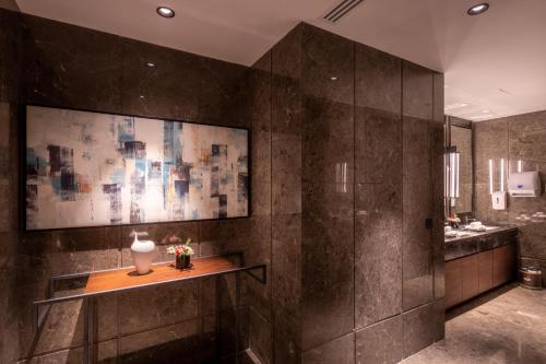 a bathroom with a sink and a table with a vase at Braira Al Nakheel in Riyadh