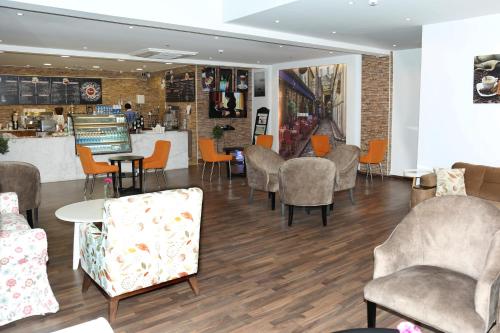 a restaurant with chairs and tables and a bar at مساس الخليج Mesas Gulf وحدات سكنية in Dammam