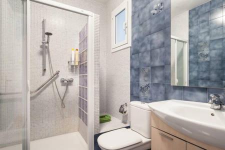 A bathroom at Piso Zona Plaza España, junto a Montjuic,