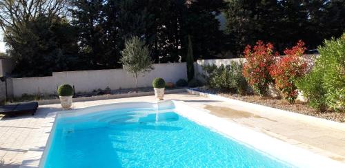 Der Swimmingpool an oder in der Nähe von le Cabanon de LEA