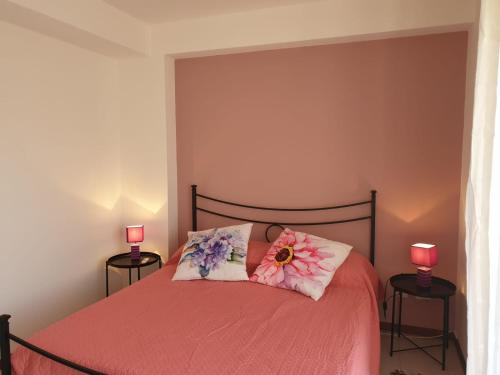 Un pat sau paturi într-o cameră la Appartamenti in Tour