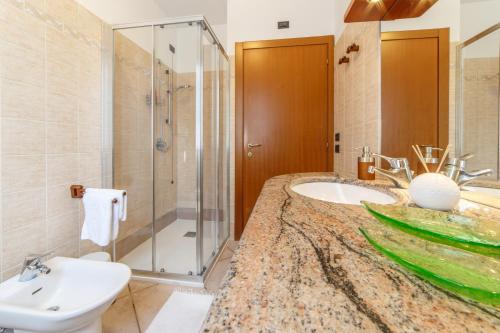a bathroom with a sink and a shower at CASA VACANZA Residence Lago di Endine in Monasterolo del Castello