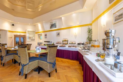 a restaurant with a long counter with tables and chairs at Trip Inn Hotel Schumann in Düsseldorf