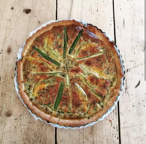 una pizza sobre una mesa de madera en Agriturismo Au Jardin Fleuri, en Antey-Saint-André