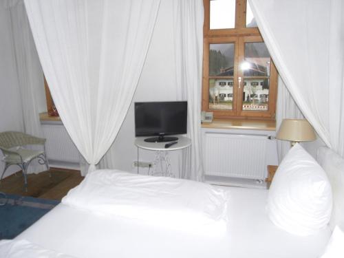 Un pat sau paturi într-o cameră la Posthotel Sachrang