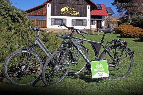 zwei Fahrräder, die nebeneinander im Gras geparkt sind in der Unterkunft Agro-zagroda in Strzyżów