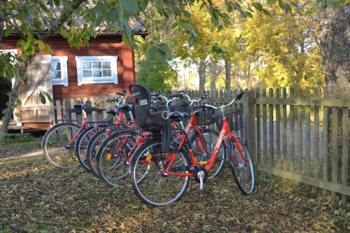 eine Gruppe von Fahrrädern, die vor einem Haus geparkt sind in der Unterkunft Bull-August gård vandrarhem/hostel in Arholma