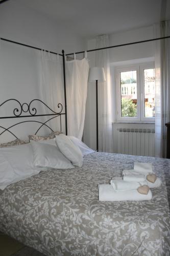 1 dormitorio con 1 cama con toallas en Ca' Rossi, en Beverino