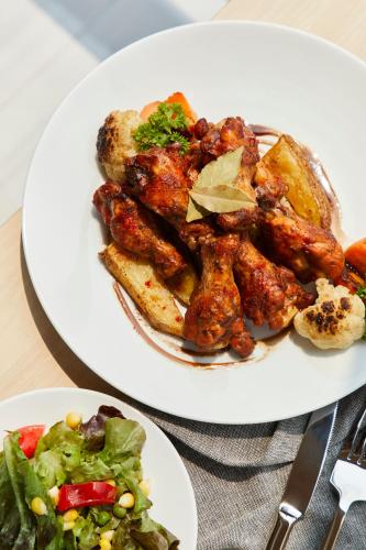 ホテルの敷地内または近くでの食事または食べ物