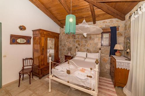 ヴァシリコスにあるVilla Collinaのベッドルーム1室(ベッド1台、テーブル、椅子付)