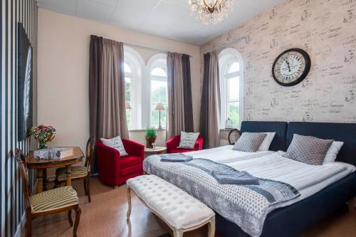 a bedroom with a bed and a clock on the wall at Centralstationens Vandrarhem in Norrköping