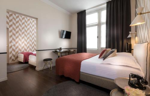 Кровать или кровати в номере Hôtel Jeanne d'Arc Le Marais