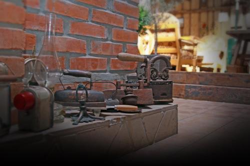 an old sewing machine sitting on top of a brick wall at Agro-zagroda in Strzyżów