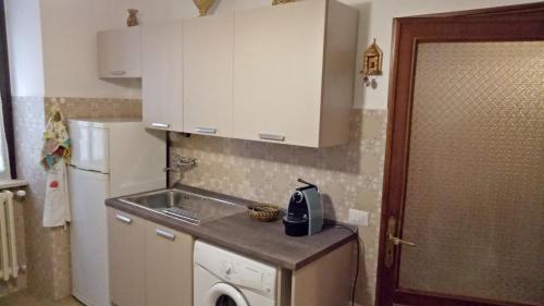 a small kitchen with a sink and a dishwasher at Casa Venturi in Gubbio