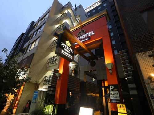 un bâtiment avec un panneau indiquant un hôtel dans l'établissement APA Hotel Tsukiji-eki Minami, à Tokyo