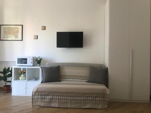A television and/or entertainment centre at Lovely Little Apartment in Via Aurelia