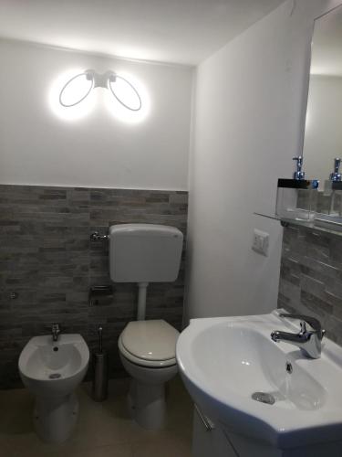 ein Badezimmer mit einem weißen WC und einem Waschbecken in der Unterkunft Numero 21 in Andria