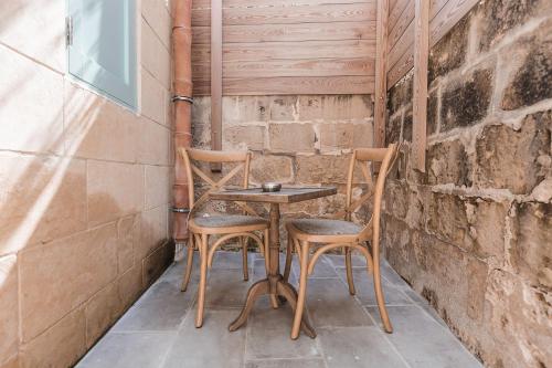 a small table and two chairs sitting on a patio at Talbot & Bons Bed & Breakfast in Gudja