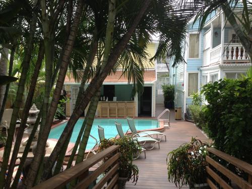 una casa con piscina e palme di Douglas House a Key West