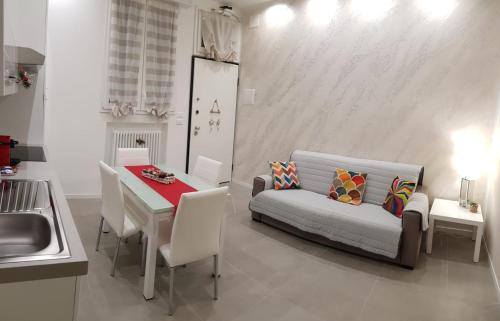 uma sala de estar com um sofá e uma mesa em Sweet Home Sofia em Bolonha