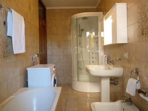 リニャーノ・サッビアドーロにあるVilla Rita Lucianaのバスルーム(シャワー、洗面台、トイレ付)