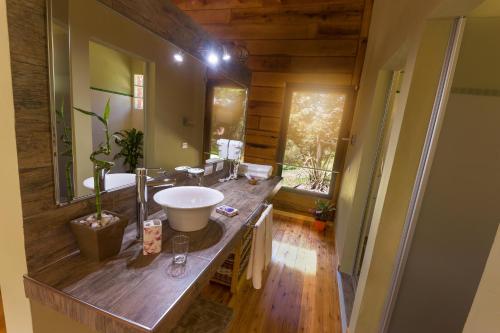 Ванна кімната в Akapana Suites