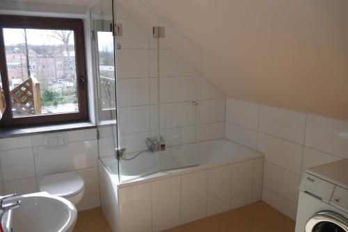 Bilik mandi di Apartment Fewo Central