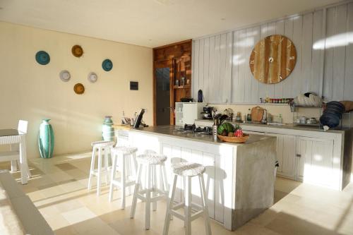 Η κουζίνα ή μικρή κουζίνα στο Villa Atas Pelangi