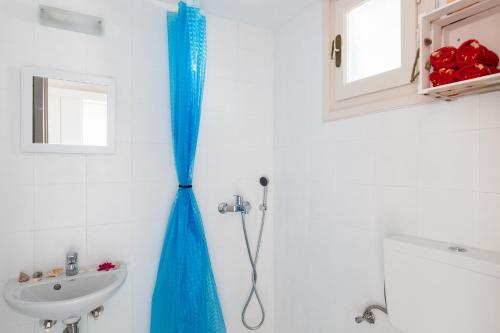 A bathroom at Izabela's House Mykonos Town