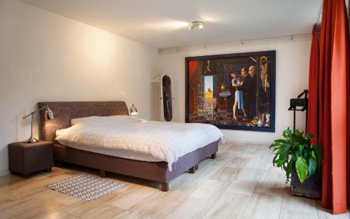 um quarto com uma cama e um quadro na parede em Suite 30 - kingsize groundfloor hotelapartment with parking em Groningen