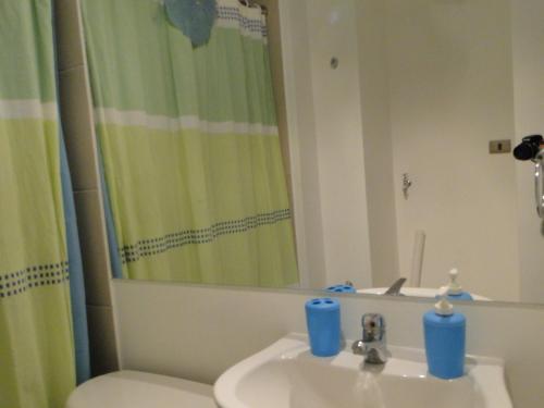 La salle de bains est pourvue d'un lavabo, de toilettes et d'un miroir. dans l'établissement COSTA ALGARROBO, à Algarrobo