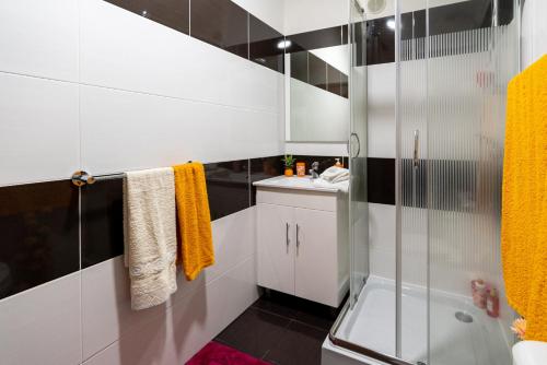 biała łazienka z prysznicem i umywalką w obiekcie Casa Por Do Sol w mieście Ponta do Sol