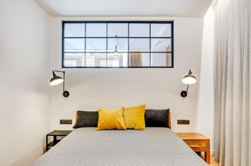 Ένα ή περισσότερα κρεβάτια σε δωμάτιο στο Downtown apartment in Vilnius str.